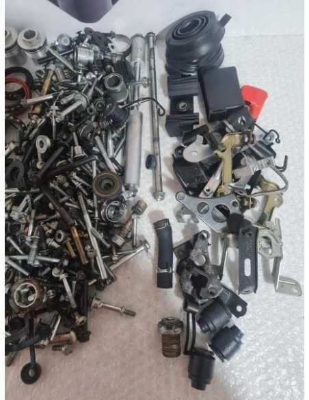 Lot Suruburi Motor & Carene & Accesorii Honda CBR 900 RR - SC 33 A - 1999 